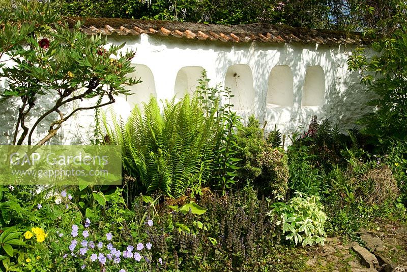 Fûts d'abeilles dans le mur de la ferme. Hidden Valley Nursery, Old South Heale, High Bickington, North Devon, Royaume-Uni