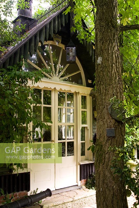 Cabane d'été avec canon devant. Le jardin secret de Serles House, Wimborne, Dorset, UK