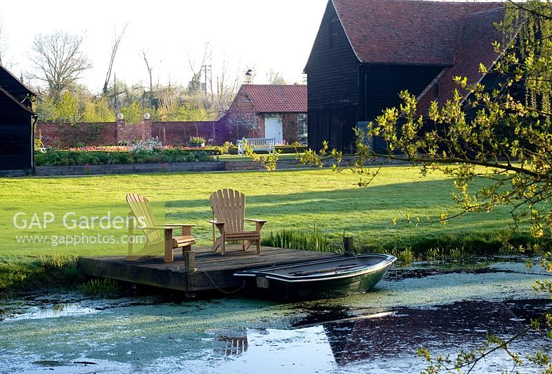Assis sur la jetée de la rivière Ulting Wick, Essex NGS UK