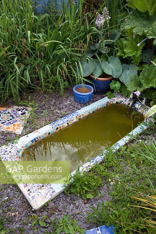 Étang en baignoire recyclée, décoré de carreaux de mosaïque - Growing Together Nursery