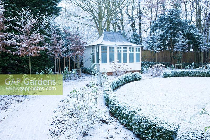 Jardin de ville formelle avec pavillon couvert de neige, Oxford, Royaume-Uni.