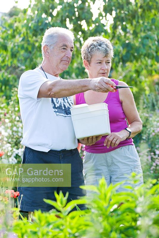 Robert et Diane Cole dans le jardin - Meadow Farm, Worcestershire