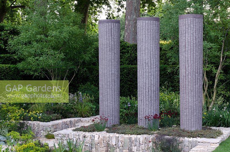 Colonnes sculpturales dans un jardin de style méditerranéen