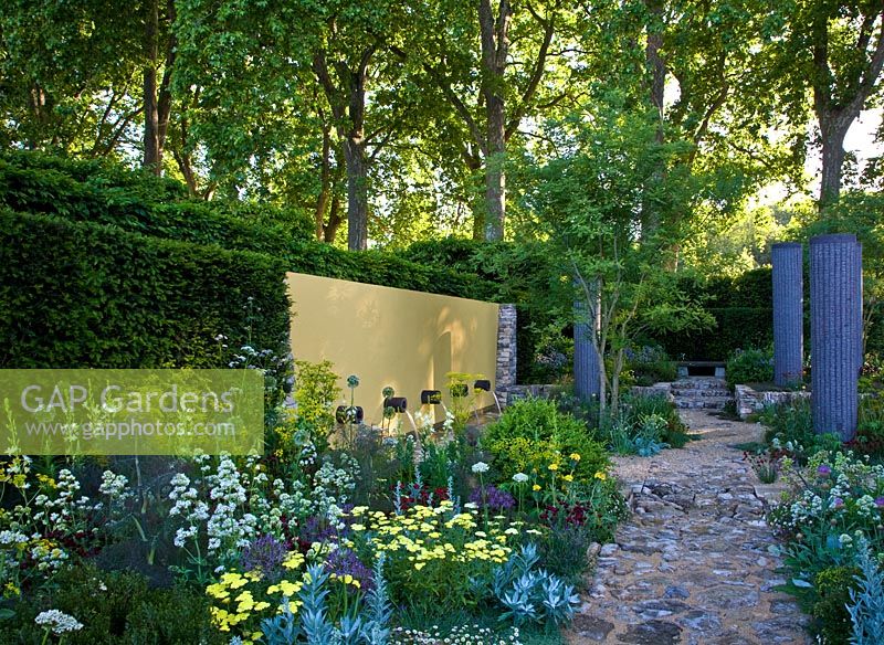 Chemin de pierre à travers les parterres d'été soutenu par Taxus - Couverture d'if dans 'The Daily Telegraph Garden', médaillée d'or et Best in Show - RHS Chelsea Flower Show 2011