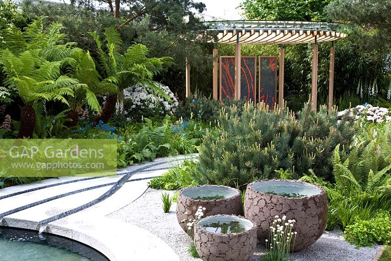 Forets incurvés et piscine naturelle bordée de granit dans 'The Homebase Cornish Memories Garden' - Médaillé d'argent doré, RHS Chelsea Flower Show 2011