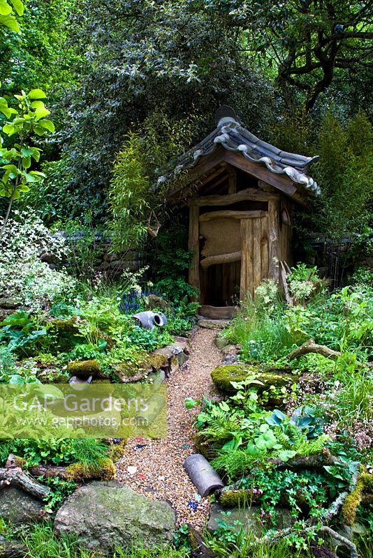 Sentier d'écorce de l'écorce vers des toilettes en bois dans le jardin 'Hae-woo-so (vidage de l'esprit)' - Meilleur jardin artisanal, RHS Chelsea Flower Show 2011