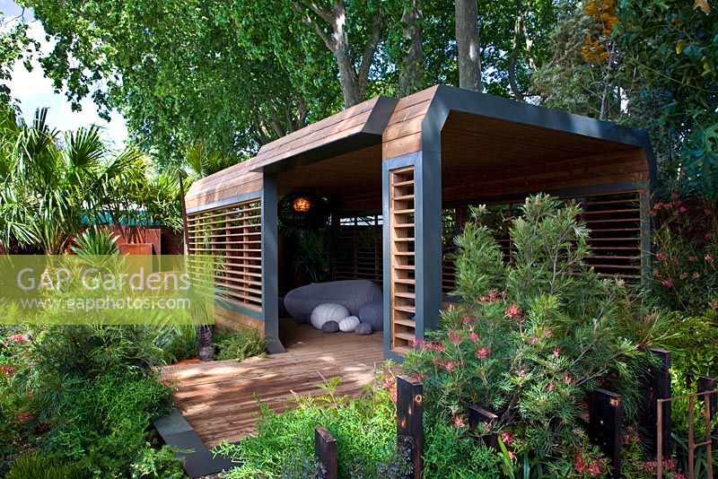 Maison d'été contemporaine en bois et meubles en forme de galets dans 'Le jardin australien présenté par les jardins botaniques royaux de Melbourne' - Médaillé d'or, RHS Chelsea Flower Show 2011