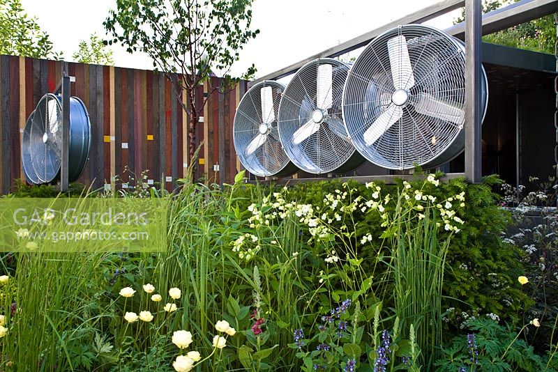 Éoliennes et structure métallique à ossature d'acier dans le jardin Stockton Drilling Winds of Change, médaillée d'or - RHS Chelsea Flower Show 2011