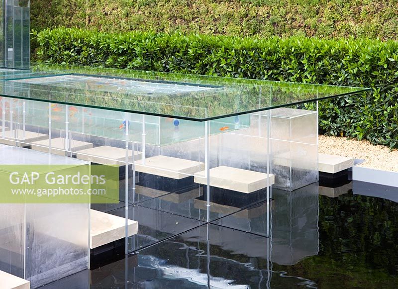 Table en verre et coin salon avec piscine en dessous - 'The B and Q Garden', médaille d'or, RHS Chelsea Flower Show 2011