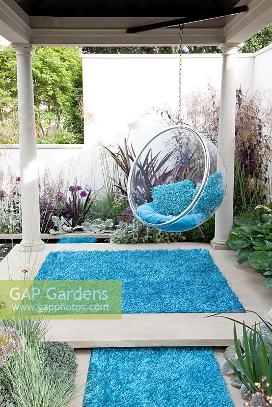 Siège de balançoire et tapis d'extérieur coloré. 'The Chilstone Garden', médaillé d'argent, RHS Chelsea Flower Show 2011