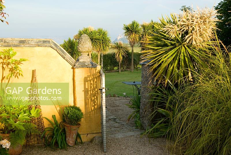 Du jardin de la cour, la porte d'entrée du reste du jardin donne une vue sur le mont Saint-Michel