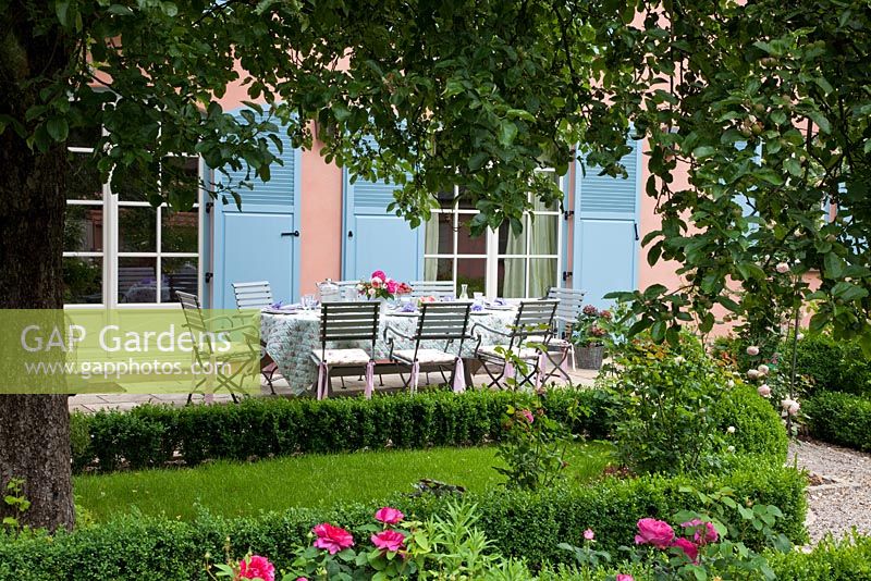 La grande terrasse avec mobilier de jardin en bois vu du jardin - Handbag Garde, Freising, Allemagne