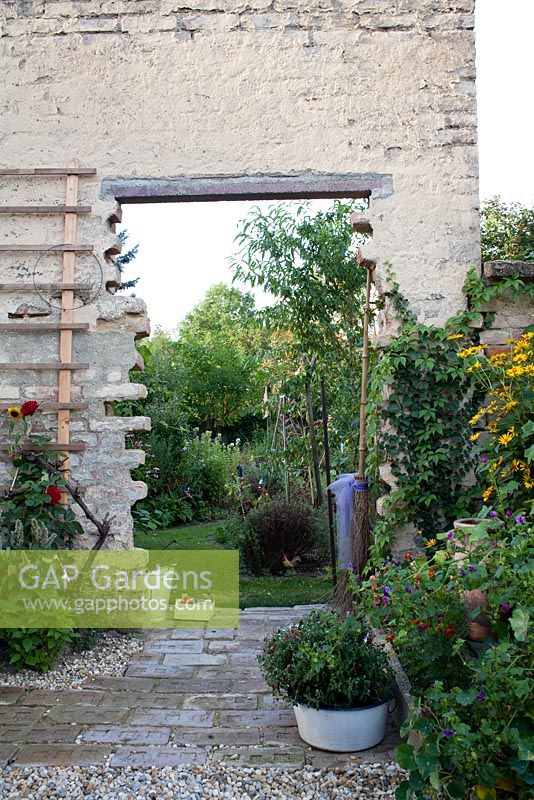 Entrée en arc de brique avec parterre de fleurs et arrangement décoratif, Garden Towanda, Mistelbach Autriche