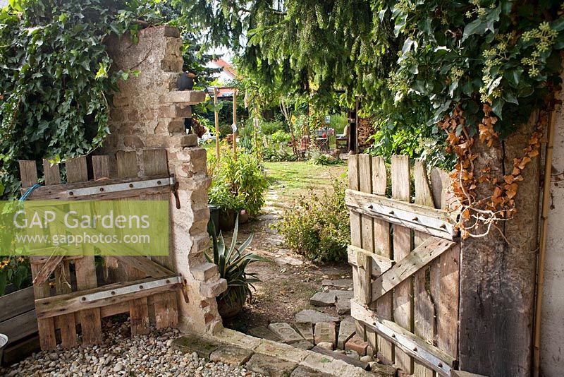 Porte en bois dans le mur de pierre du jardin, Garden Towanda, Mistelbach Autriche