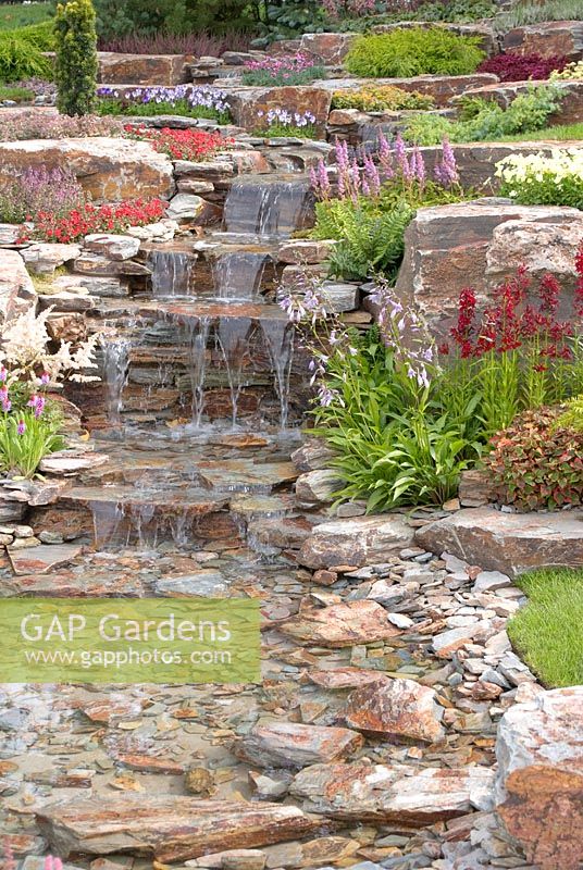 Ruisseau tombant en cascade dans le jardin 'Glam Rock' par RF Showering Garden Design - Southport Flower Show 2011