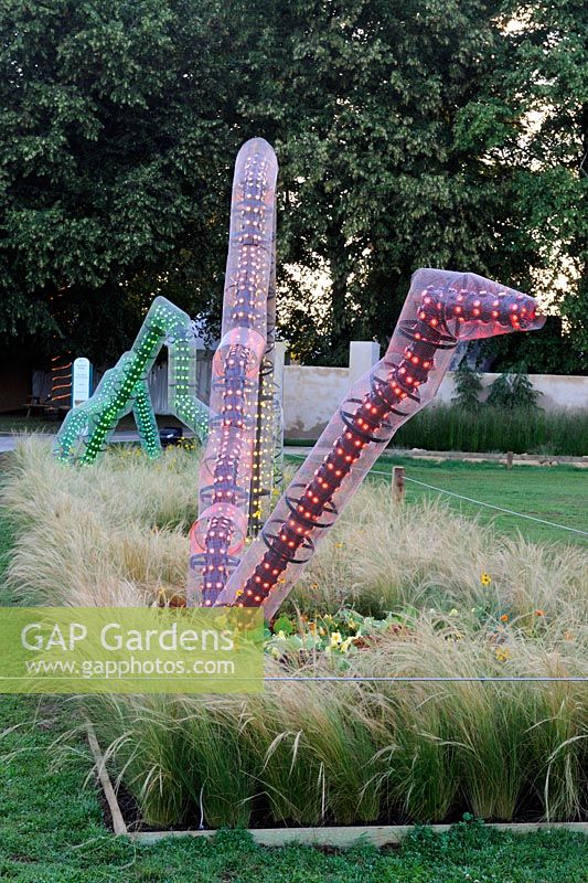 Jardin conceptuel avec éclairage sculptural en parterres de fleurs