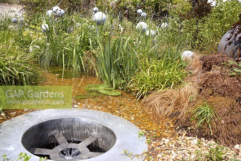 Jardin du 50e anniversaire du WWF - Pourquoi nous nous soucions des Chalk Streams. Conception - Fiona Stephenson. Hampton Court 2011