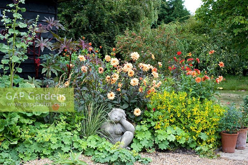 Sculpture en parterre de fleurs plus tard l'été avec Dahlias, herbes et Ricinus - Pic, Essex NGS