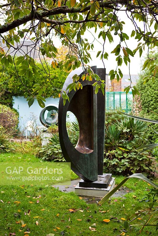 Cercle divisé en deux formes - Barbara Hepworth Sculpture Garden, St Ives, Cornwall, octobre