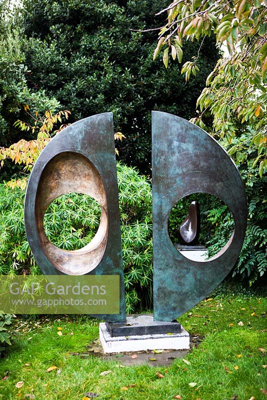 Deux formes divisées en cercle côté droit cadrage Core 1955-56 - Barbara Hepworth Sculpture Gareden, St Ives, Cornwall, octobre