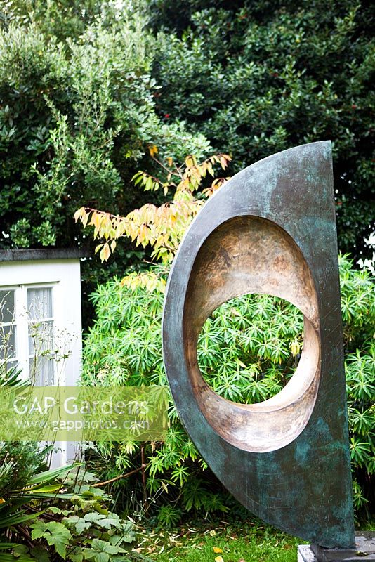 Une partie du cercle divisé en deux formes - Barbara Hepworth Sculpture Gareden, St Ives, Cornwall, octobre
