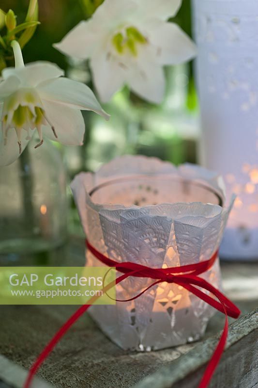 Lanterne en verre décorée de napperons en papier