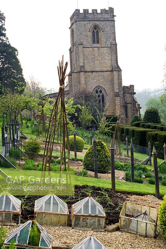 Jardin potager avec église en arrière-plan - l'ancien presbytère, Netherbury, Dorset NGS