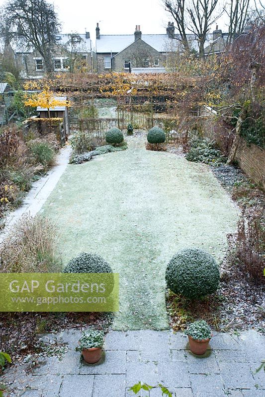 Jardin de ville formel avec les premières neiges - Cambridge