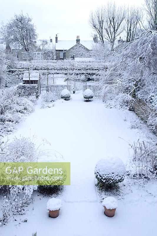 Jardin de ville formel avec les premières neiges - Cambridge