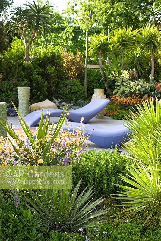 Jardin de style méditerranéen avec aloès, romarin et agrumes - 'Un jardin de Monaco', RHS Chelsea Flower Show 2011
