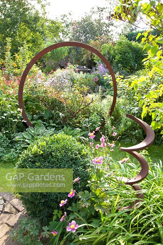Bague en métal et spirale utilisée comme décoration dans un parterre de fleurs - Marx Garden