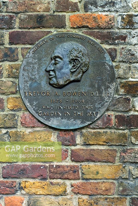Plaque de Trevor Bowen au Roof Gardens, Kensington
