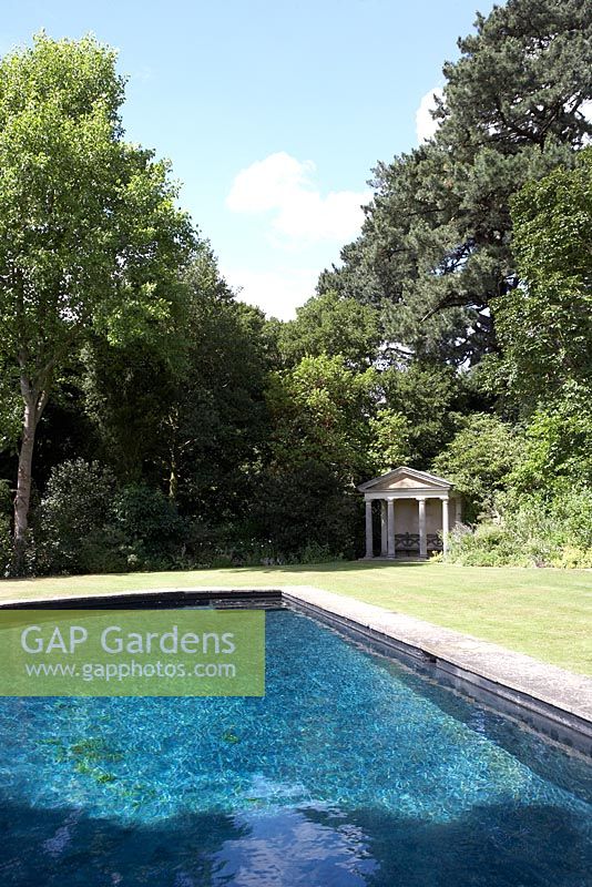 Le jardin inférieur de Kiftsgate Court Gardens, avec une piscine en forme de demi-lune.