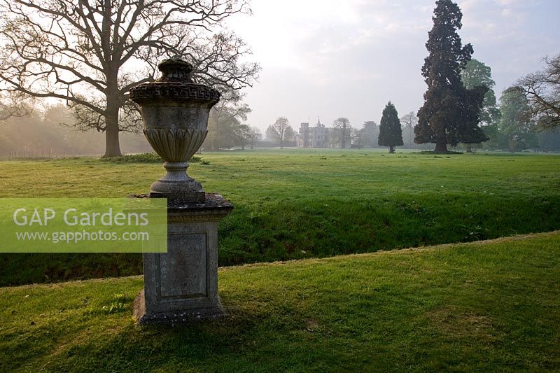 Urne à côté de l'ha-ha, séparant le jardin du parc environnant - Rousham House, Bicester, Oxon, Royaume-Uni