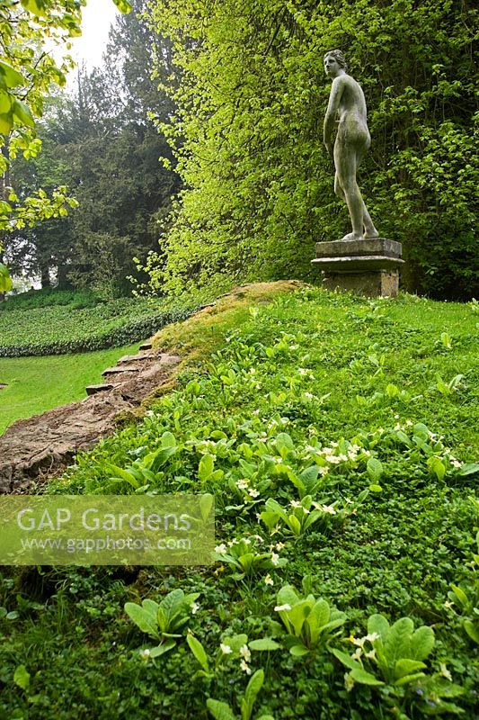La Cascade supérieure est surmontée d'une statue de Vénus, dans Vénus 'Vale - Rousham House, Bicester, Oxon, Royaume-Uni
