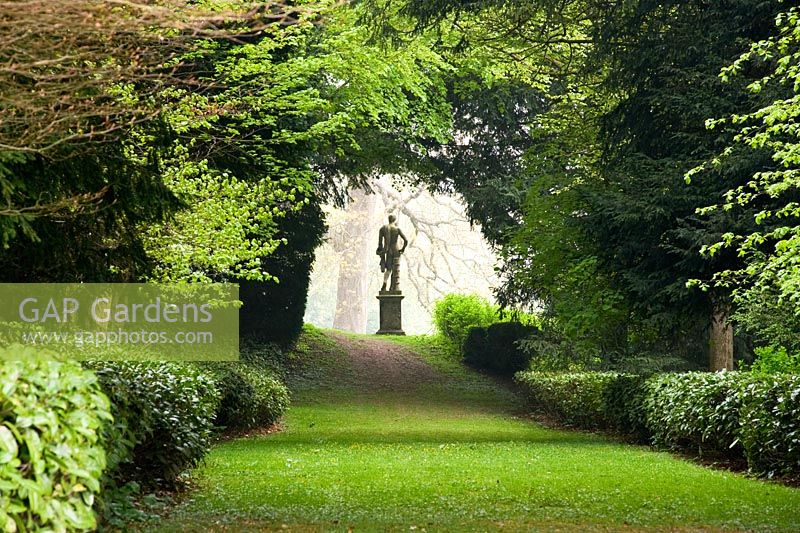 Statue d'Apollon encadrée d'arbres à la fin de la longue marche, partie du projet de jardin d'origine de Charles Bridgeman - Rousham House, Bicester, Oxon, Royaume-Uni