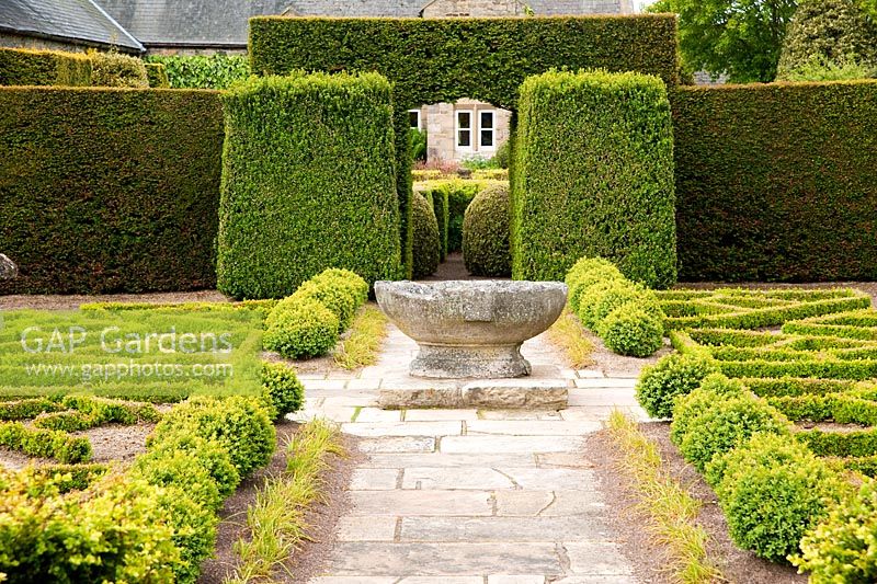 Le Fancy Garden comprend un kiosque, à partir duquel regarder le jardin, et un motif fabriqué à partir de la boîte sur la base d'un motif rose Tudor - Herterton House, Hartington, Northumberland, UK