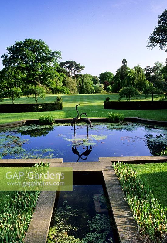 Étang dans le jardin à la française - Château de Cholmondeley, Malpas, Cheshire