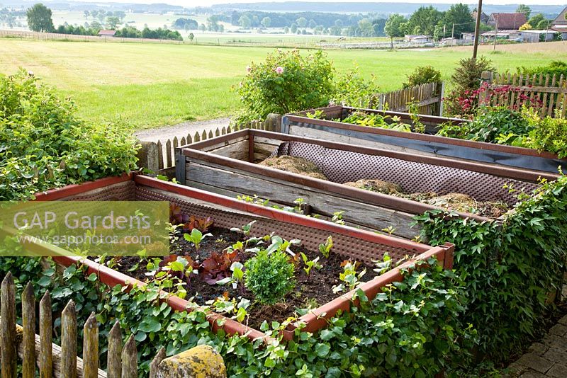 Bordures de légumes surélevées avec légumes et compost - Hollberg Gardens