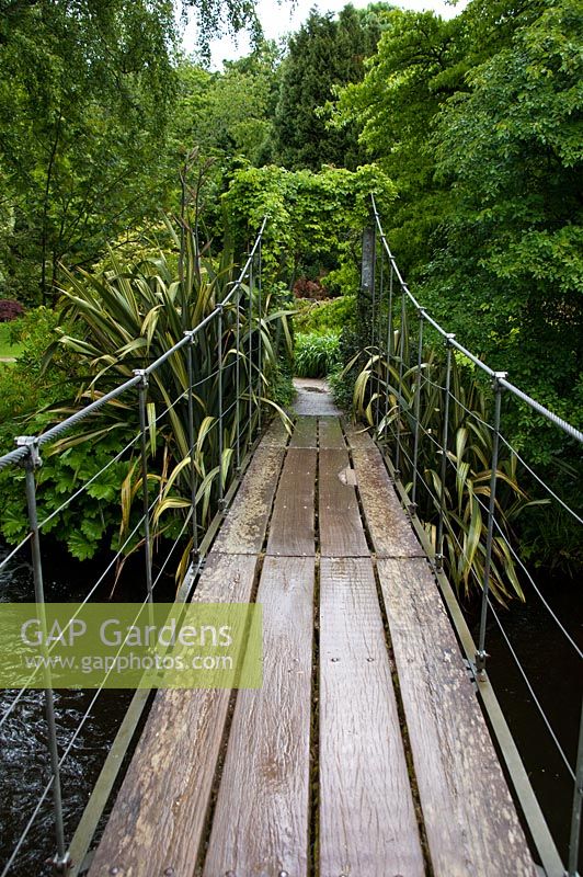 Pont piéton traversant la rivière au jardin du mont Usher, Ashford, Co. Wicklow, Irlande