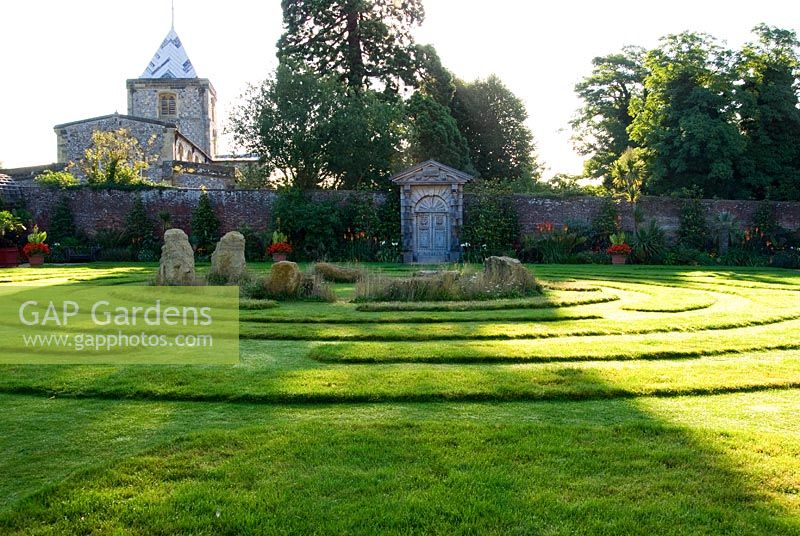 Un labyrinthe d'herbe avec des pierres centrales occupe le centre du jardin du collectionneur Earl, conçu par Julian et Isabel Bannerman, avec la chapelle Fitzalan vue au-delà.