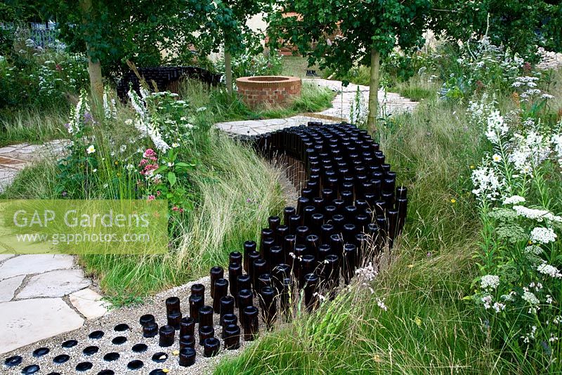 Sculpture réalisée à partir de bouteilles de bière - 'The Badger Beer Garden' - Médaille d'argent doré - RHS Hampton Court Flower Show 2012