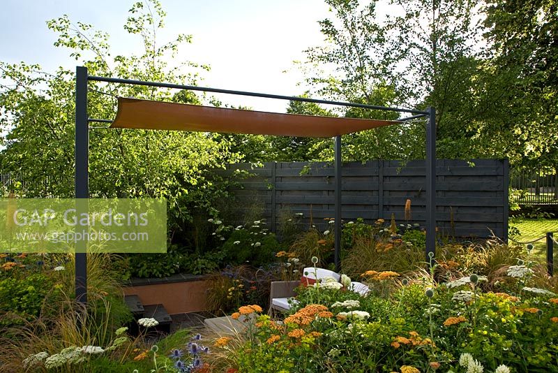 Inspiré par les aspects de la High Line à New York - 'The Landform Garden' - Médaillé d'or et meilleur jardin d'été - RHS Hampton Court Flower Show 2012