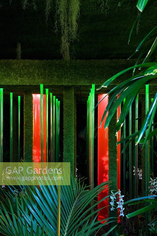 Un jardin inspiré d'une émission de radio sur les sociétés pharmaceutiques qui brevètent des composés synthétisés à partir de plantes de la forêt tropicale - 'Possession' - RHS Hampton Court Flower Show 2012