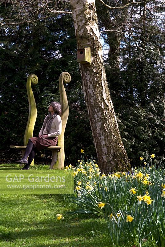 Christine Skelmersdale propriétaire de Broadleigh Gardens Bulbs dans son jardin à Barr House. Au premier plan des masses de Narcisse naturalisé 'WP Milner'