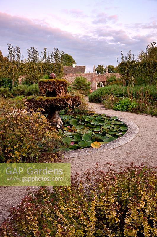 Le jardin clos et la fontaine d'eau, Highgrove Garden, septembre 2009.