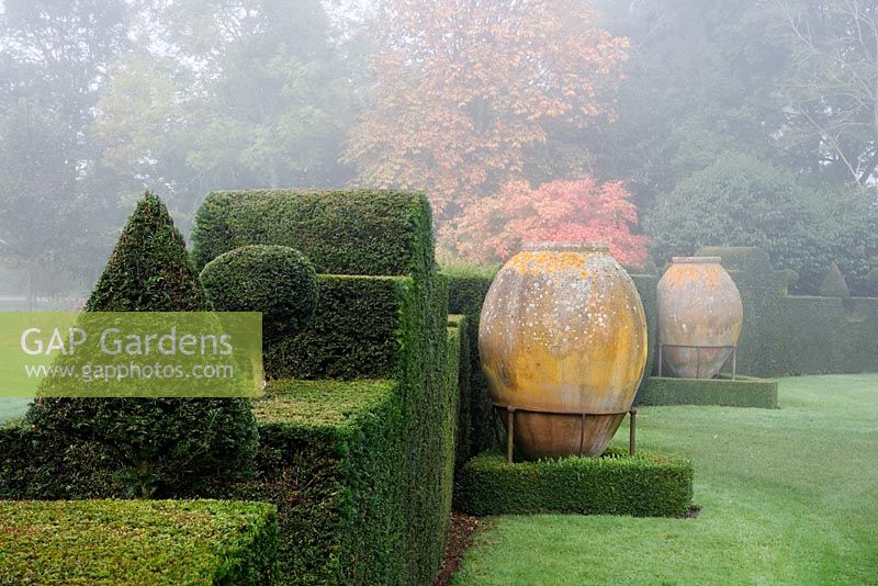 Grands pots de xérès espagnols et topiaires, Highgrove Garden, octobre 2007.