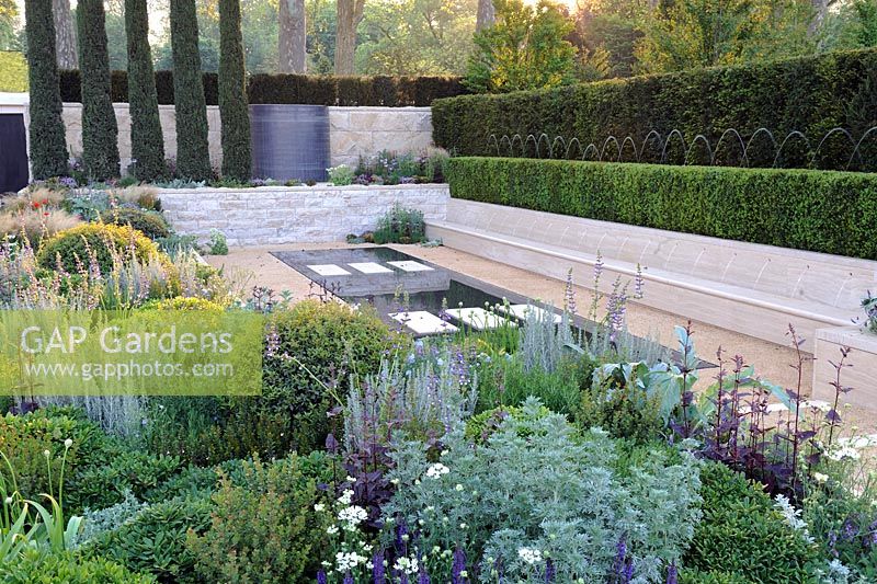Jardin en contrebas de style italien. The Arthritis Research UK Garden. Exposition florale de Chelsea 2012