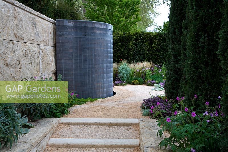 Caractéristique de l'eau incurvée dans le jardin de style italien - The Arthritis Research UK Garden. Exposition florale de Chelsea 2012