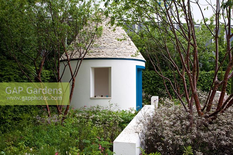Le jardin d'eau bleue RBC. Un bâtiment trulli avec toit en pierre sèche conique.